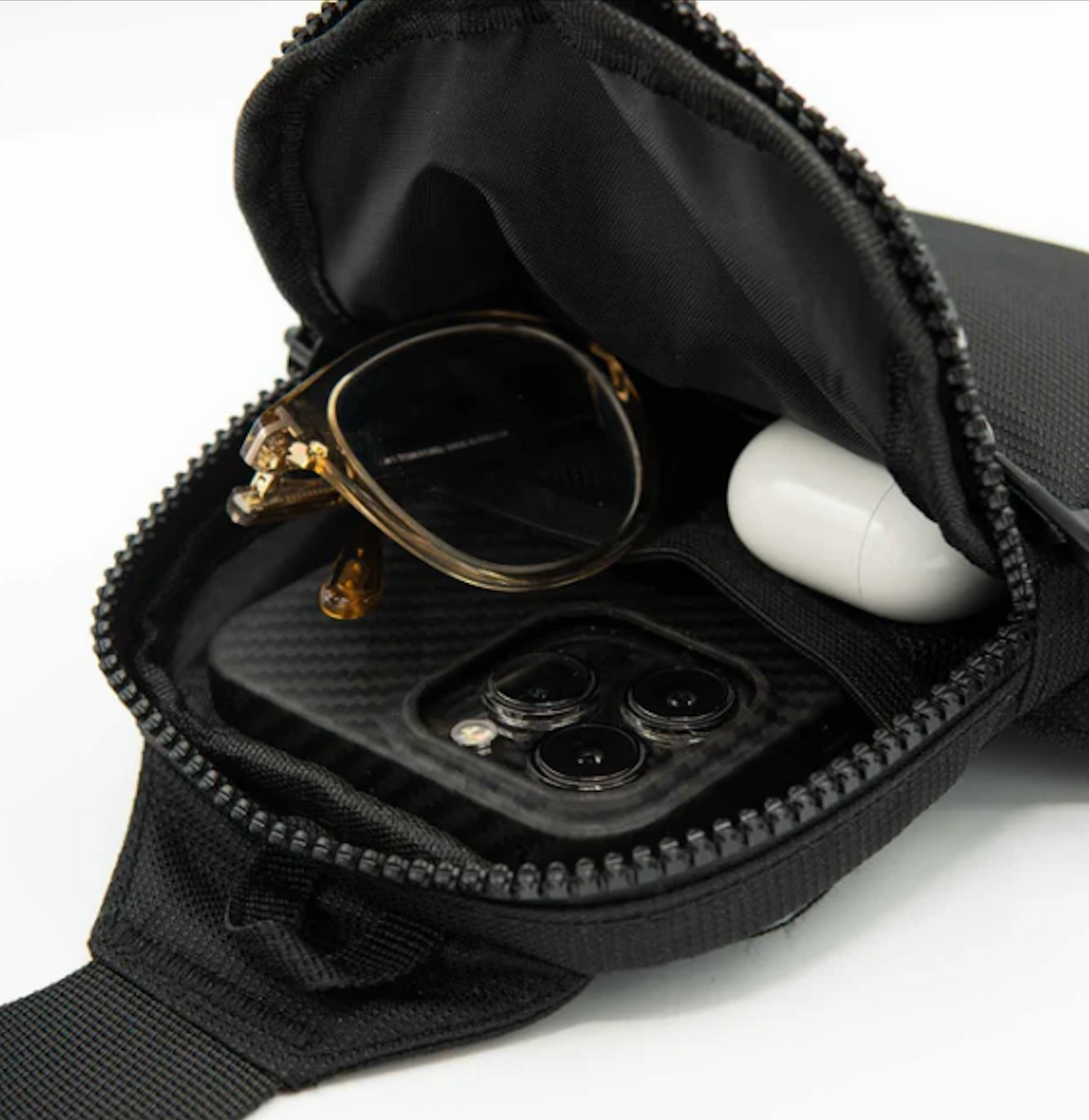 Kompakte Crossbody mit Magnetverschluss